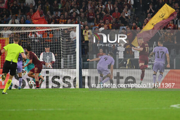 Artem Dovbyk of A.S. Roma scores the 1-0 goal during the UEFA Europa League 2024/25 League Phase MD1 match between A.S. Roma and Athletic Cl...