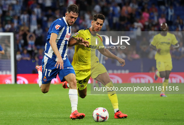 Jofre Carreras and Ayoze Perez play during the match between RCD Espanyol and Villarreal CF, corresponding to week 7 of LaLiga EA Sports, at...