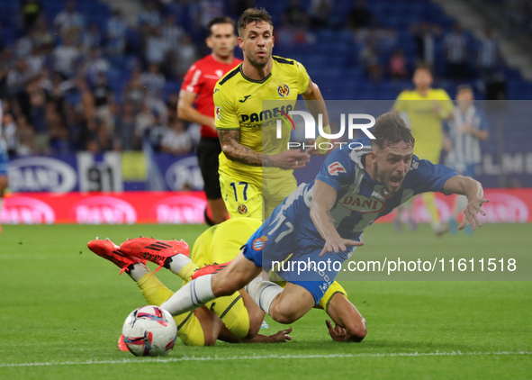 Jofre Carreras and Ayoze Perez play during the match between RCD Espanyol and Villarreal CF, corresponding to week 7 of LaLiga EA Sports, at...