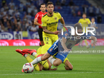 Jofre Carreras and Ayoze Perez play during the match between RCD Espanyol and Villarreal CF, corresponding to week 7 of LaLiga EA Sports, at...