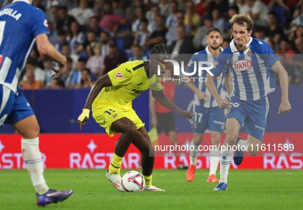 Thierno Barry and Alex Kral play during the match between RCD Espanyol and Villarreal CF, corresponding to week 7 of LaLiga EA Sports, at th...