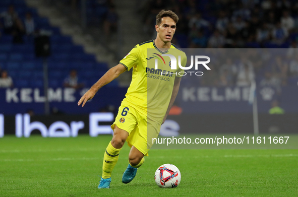 Denis Suarez plays during the match between RCD Espanyol and Villarreal CF, corresponding to week 7 of LaLiga EA Sports, at the RCDE Stadium...