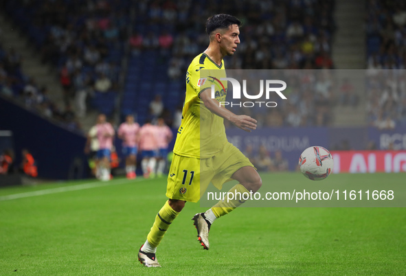 Ilias Akhomach plays during the match between RCD Espanyol and Villarreal CF, corresponding to week 7 of LaLiga EA Sports, at the RCDE Stadi...