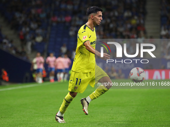 Ilias Akhomach plays during the match between RCD Espanyol and Villarreal CF, corresponding to week 7 of LaLiga EA Sports, at the RCDE Stadi...