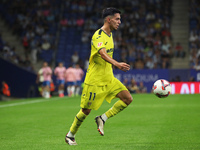 Ilias Akhomach plays during the match between RCD Espanyol and Villarreal CF, corresponding to week 7 of LaLiga EA Sports, at the RCDE Stadi...