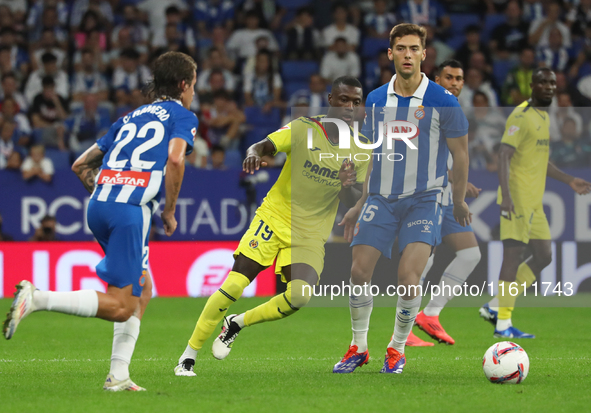 Nicolas Pepe plays during the match between RCD Espanyol and Villarreal CF, corresponding to week 7 of LaLiga EA Sports, at the RCDE Stadium...