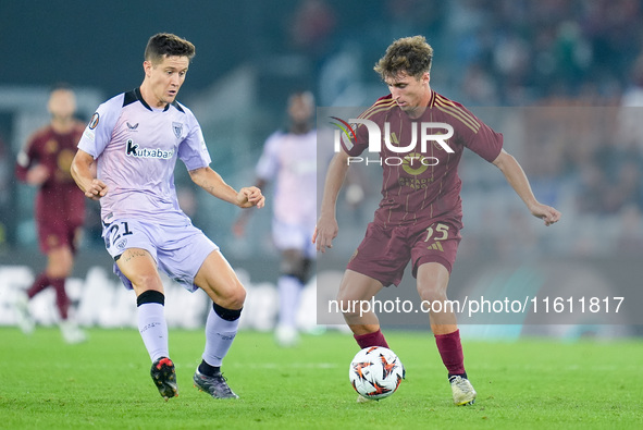 Ander Herrera of Athletic Club and Tommaso Baldanzi of AS Roma compete for the ball during the UEFA Europa League 2024/25 League Phase MD1 m...