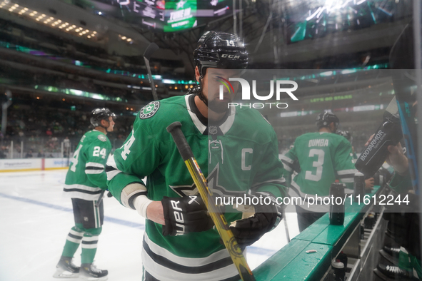 Jamie Benn #14 of the Dallas Stars prepares before the NHL preseason match between the Dallas Stars and the Minnesota Wild at American Airli...