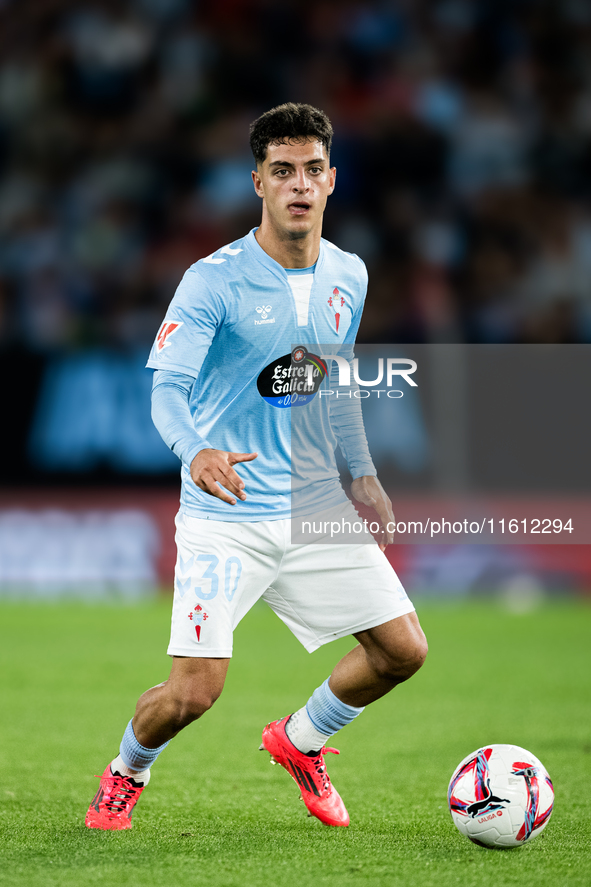 Hugo Alvarez of RC Celta de Vigo controls the ball during the LaLIGA EA SPORTS match between RC Celta and Atletico de Madrid in Estadio Aban...