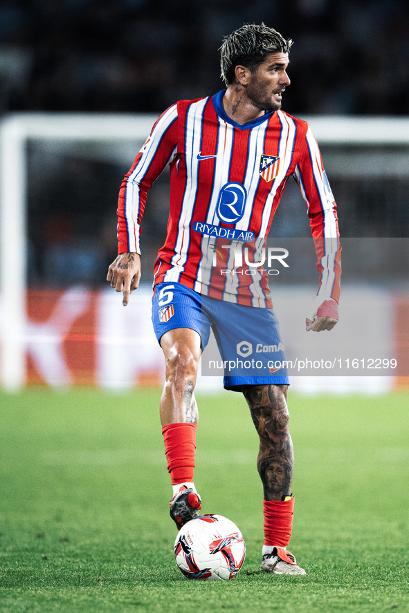 Rodrigo De Paul of Atletico de Madrid controls the ball during the LaLIGA EA SPORTS match between RC Celta and Atletico de Madrid in Estadio...