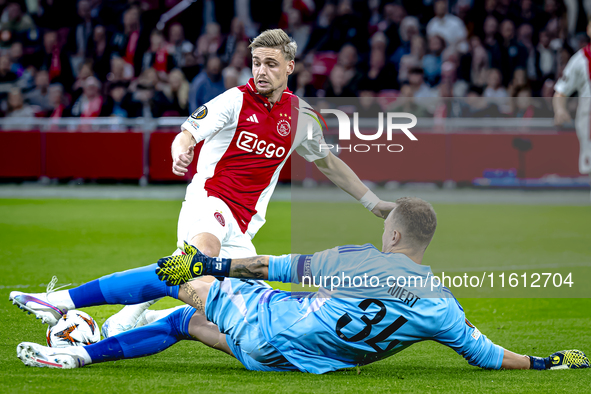 AFC Ajax Amsterdam midfielder Kenneth Taylor and Besiktas JK goalkeeper Mert Gunok during the match between Ajax and Besiktas at the Johan C...