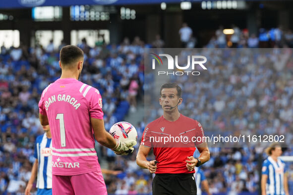 Joan Garcia of Espanyol during the La Liga EA SPORTS match against Villarreal at Stage Front Stadium in Villarreal, Spain, on September 26,...