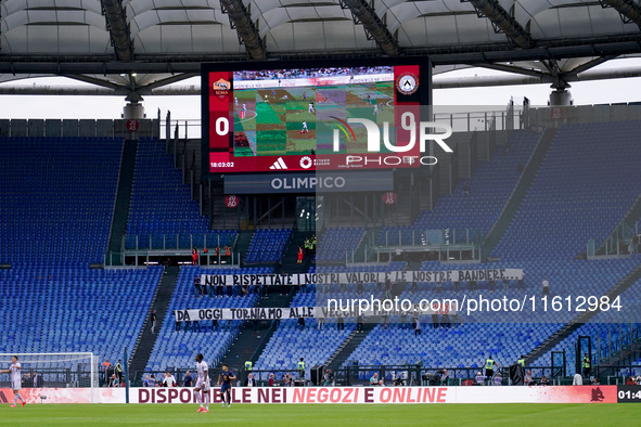 Supporters of AS Roma show a banner in support of Daniele De Rossi during the Serie A Enilive match between AS Roma and Udinese Calcio at St...