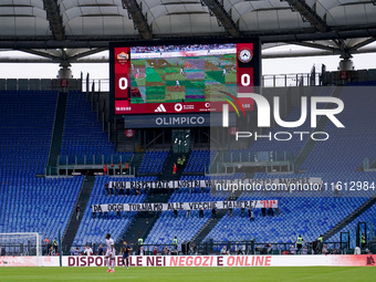 Supporters of AS Roma show a banner in support of Daniele De Rossi during the Serie A Enilive match between AS Roma and Udinese Calcio at St...