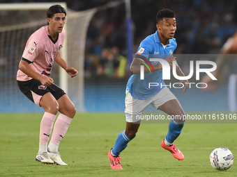 Filippo Ranocchia of Palermo FC competes for the ball with David Neres of SSC Napoli during the Coppa Italia match between SSC Napoli and Pa...