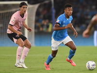 Filippo Ranocchia of Palermo FC competes for the ball with David Neres of SSC Napoli during the Coppa Italia match between SSC Napoli and Pa...