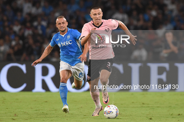 Kristoffer Lund of Palermo FC competes for the ball with Stanislav Lobotka of SSC Napoli during the Coppa Italia match between SSC Napoli an...