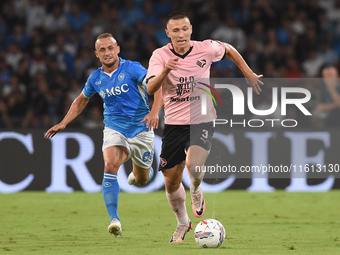 Kristoffer Lund of Palermo FC competes for the ball with Stanislav Lobotka of SSC Napoli during the Coppa Italia match between SSC Napoli an...