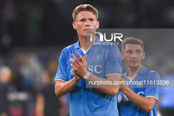 Scott McTominay of SSC Napoli applauds fans at the end of the Coppa Italia match between SSC Napoli and Palermo FC at Stadio Diego Armando M...