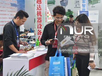 Foreign businessmen look for business opportunities at the 17th China Handan (Yongnian) Fasteners and Equipment Exhibition in Handan, Hebei...