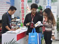 Foreign businessmen look for business opportunities at the 17th China Handan (Yongnian) Fasteners and Equipment Exhibition in Handan, Hebei...