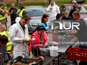 Volunteers prepare food for aid workers and affected citizens as massive flooding affected tourist resorts in southern Poland - Stronie Slas...