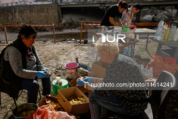 Volunteers prepare food for aid workers and affected citizens as massive flooding affected tourist resorts in southern Poland - Klodzko, Pol...