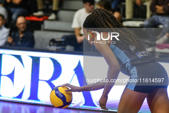 #21 Loveth Omoruyi of Chieri '76 is in action during the International Trophy ''Una squadra per un sorriso'' match between Reale Mutua Fener...