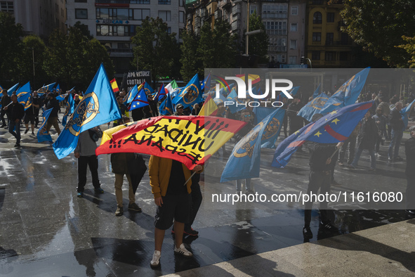 Many blue flags with the shield of the Alfonso I Association accompany the demonstration organized by the Association, under the motto ''Let...