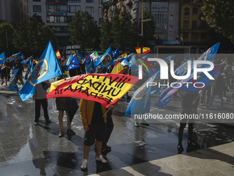 Many blue flags with the shield of the Alfonso I Association accompany the demonstration organized by the Association, under the motto ''Let...