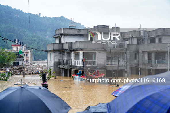 The rescue team rescues those trapped in the Nakhu River flood in Lalitpur, Nepal, on September 28, 2024. 