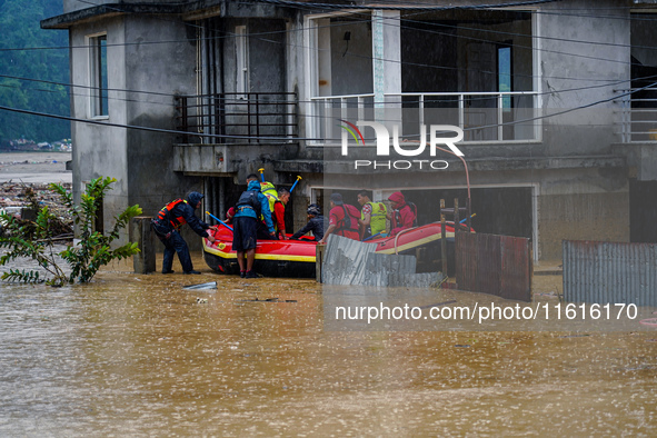 The rescue team rescues those trapped in the Nakhu River flood in Lalitpur, Nepal, on September 28, 2024. 