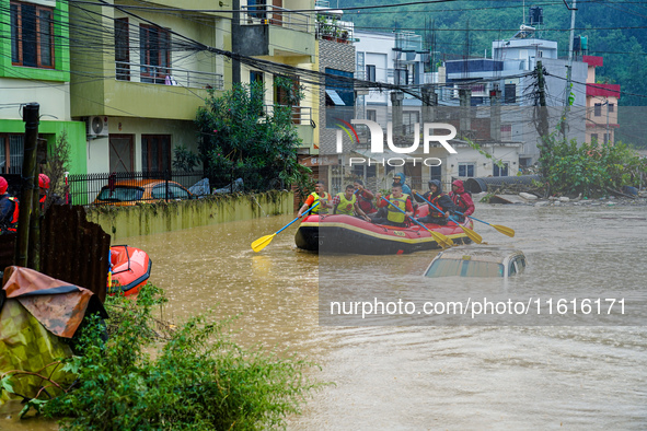 The rescue team rescues those trapped in the Nakhu River flood in Lalitpur, Nepal, on September 28, 2024. 