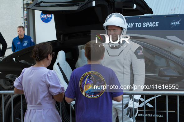 Astronaut Nick Hague speaks to his wife and son before being transported to the SpaceX Falcon 9 rocket that carries him to the ISS. 