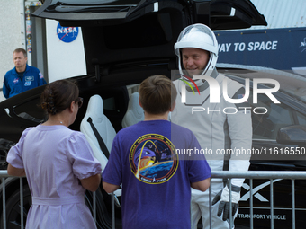 Astronaut Nick Hague speaks to his wife and son before being transported to the SpaceX Falcon 9 rocket that carries him to the ISS. (