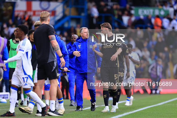 Mark Robbins, Coventry City manager, talks to Jack Rudoni (Coventry City) during the Sky Bet Championship match between Leeds United and Cov...