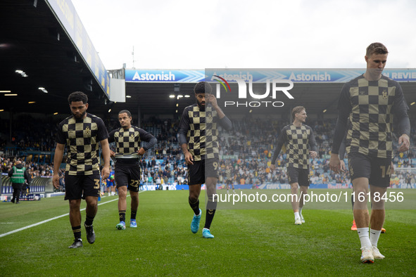 Ellis Simms (Coventry City) and his teammates before the Sky Bet Championship match between Leeds United and Coventry City at Elland Road in...