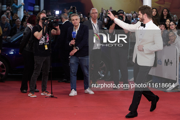 Andrew Garfield attends the closing red carpet during the 72nd edition of the San Sebastian International Film Festival in San Sebastian, Sp...