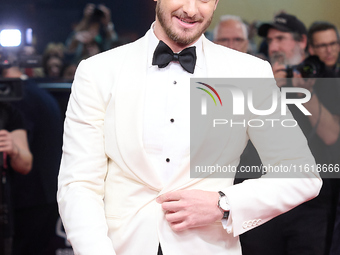 Andrew Garfield attends the closing red carpet during the 72nd edition of the San Sebastian International Film Festival in San Sebastian, Sp...