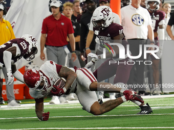 Arkansas Razorbacks running back Ja'Quinden Jackson #22 catches the ball against the Texas A&M Aggies during the Southwest Classic match bet...