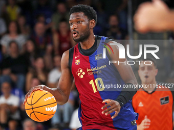 Chimezie Metu plays during the match between FC Barcelona and Coviran Granada, corresponding to week 1 of the Liga Endesa, at the Palau Blau...