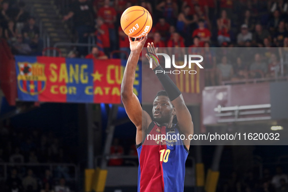 Chimezie Metu plays during the match between FC Barcelona and Coviran Granada, corresponding to week 1 of the Liga Endesa, at the Palau Blau...