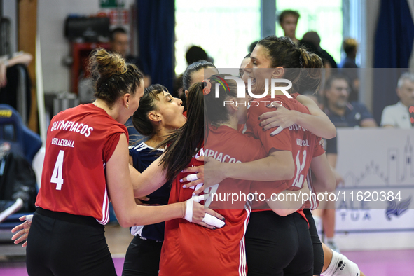 Olympiacos Athens celebrates the team's International Trophy ''Una squadra per un sorriso'' during the final 3rd-4th place match between Was...