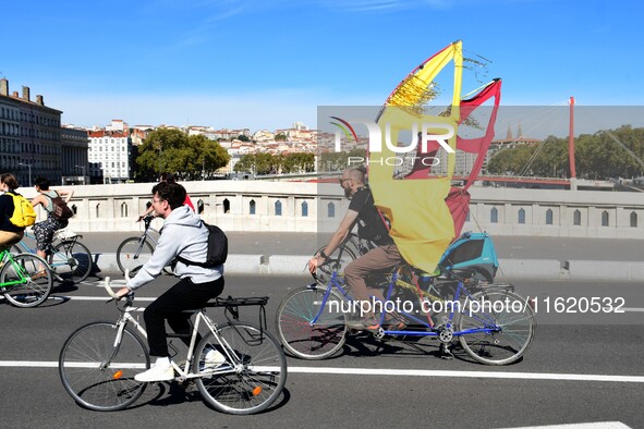 Several hundred people participate in a bike ride in Lyon, France, on September 29, 2024, for the first bike festival. 