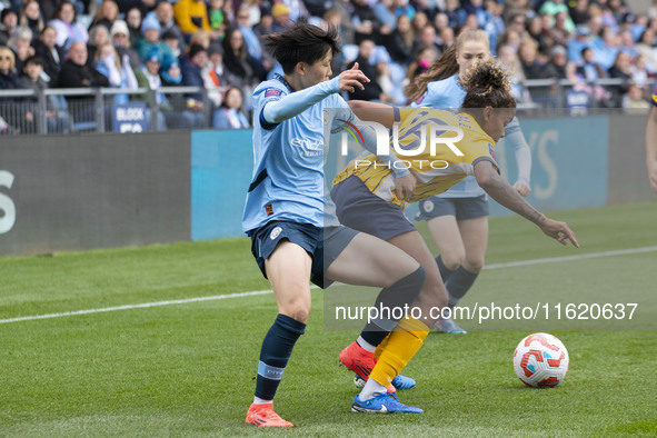 Jorelyn Carabali #16 of Brighton & Hove Albion W.F.C. is challenged by Aoba Fujino #20 of Manchester City W.F.C. during the Barclays FA Wome...