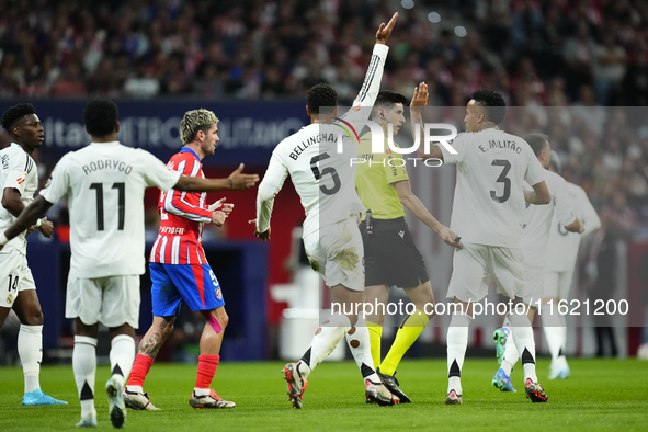 Real Madrid players protest to Referee Mateo Busquets Ferrer during the LaLiga match between Atletico de Madrid and Real Madrid CF  at Estad...