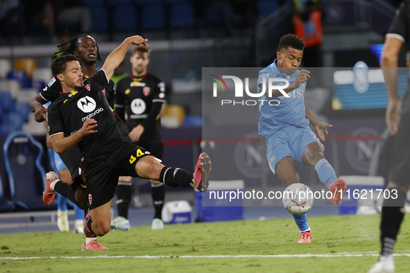 Napoli's David Neres and Monza's Andrea Carboni during a Serie A soccer match at Stadio Maradona in Naples, Italy, on September 29, 2024. 