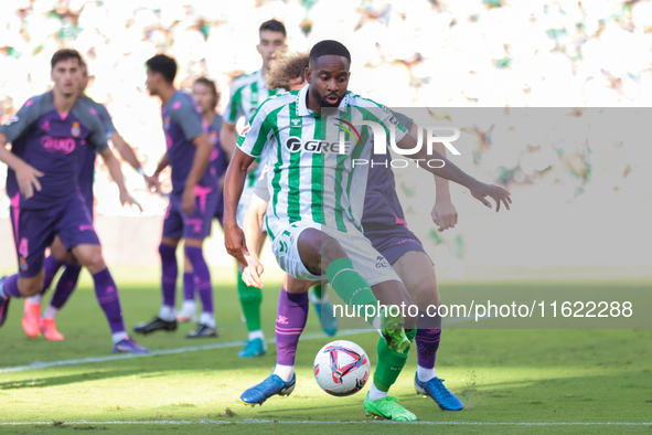 Cedrik Bakambu of Real Betis controls the ball during the La Liga EA Sports match between Real Betis and RCD Espanyol at Benito Villamarin i...