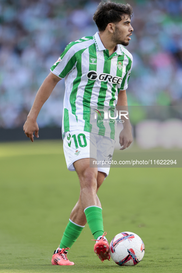 Ez Abde of Real Betis runs with the ball during the La Liga EA Sports match between Real Betis and RCD Espanyol at Benito Villamarin in Sevi...