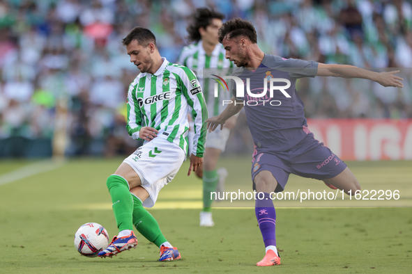 Giovani Lo Celso of Real Betis controls the ball during the La Liga EA Sports match between Real Betis and RCD Espanyol at Benito Villamarin...